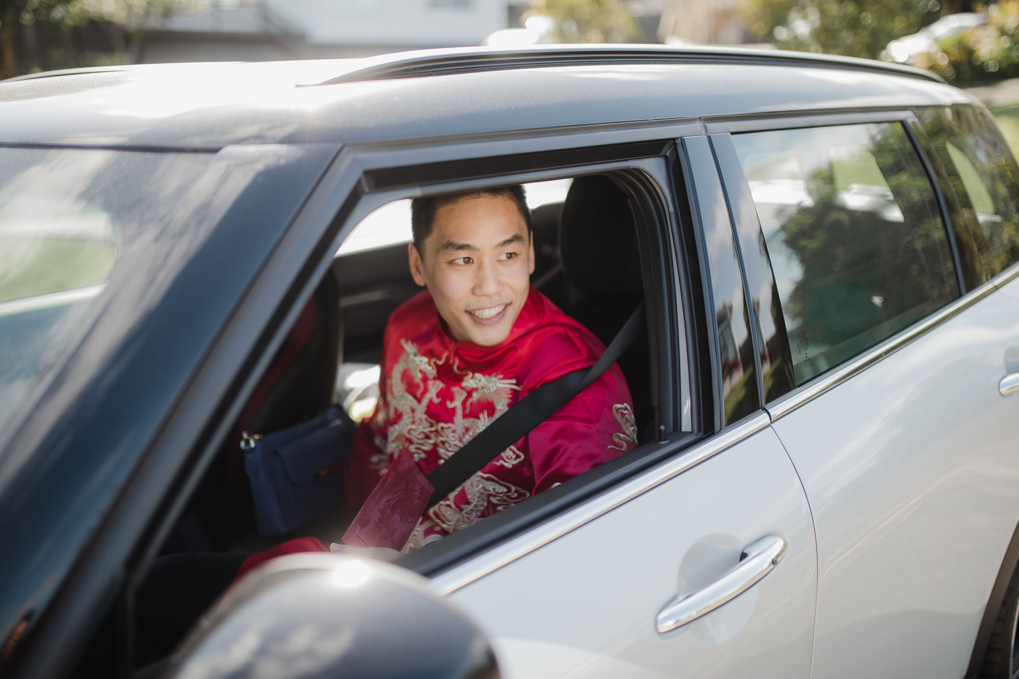 groom arriving in car