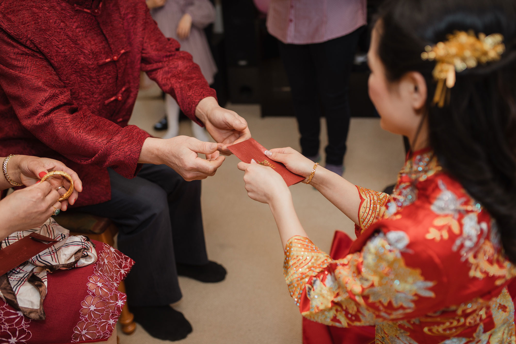 accepting red packets on wedding day