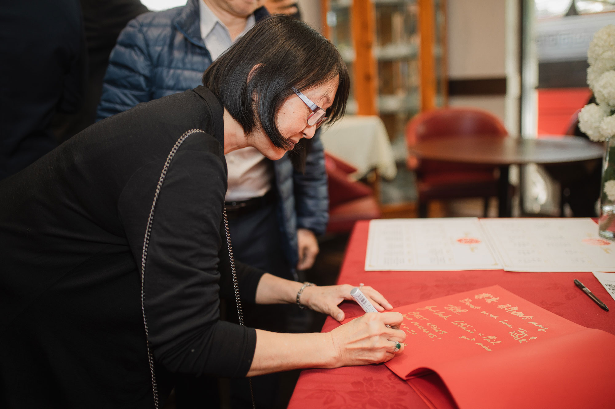 wedding guests writing congratulatory notes