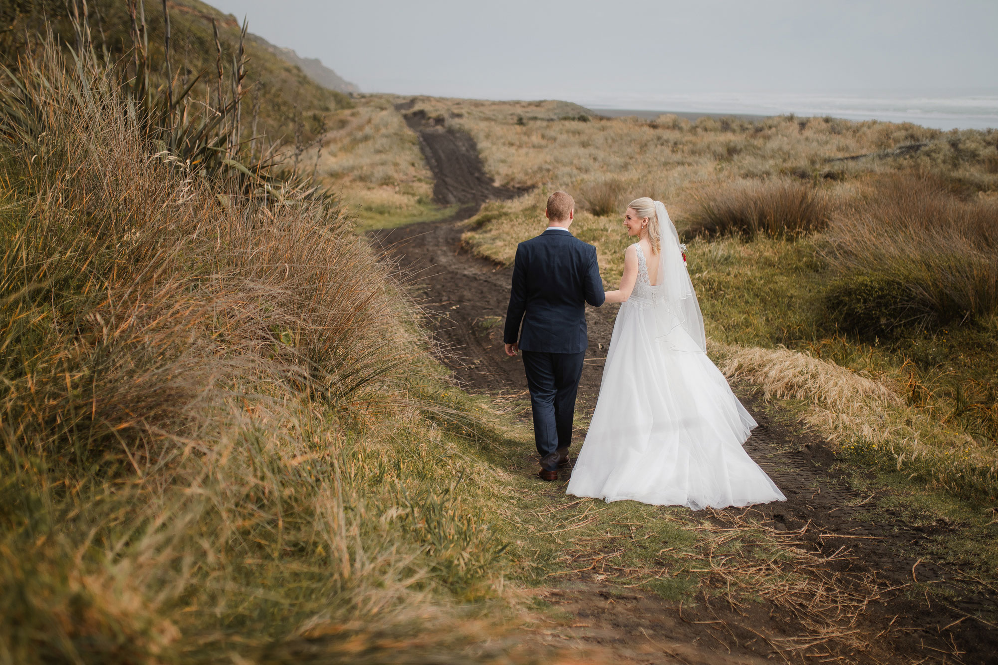 katioitahi beach wedding