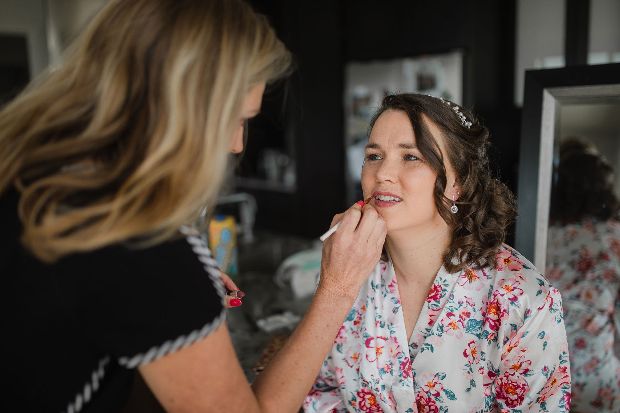 bride putting make up