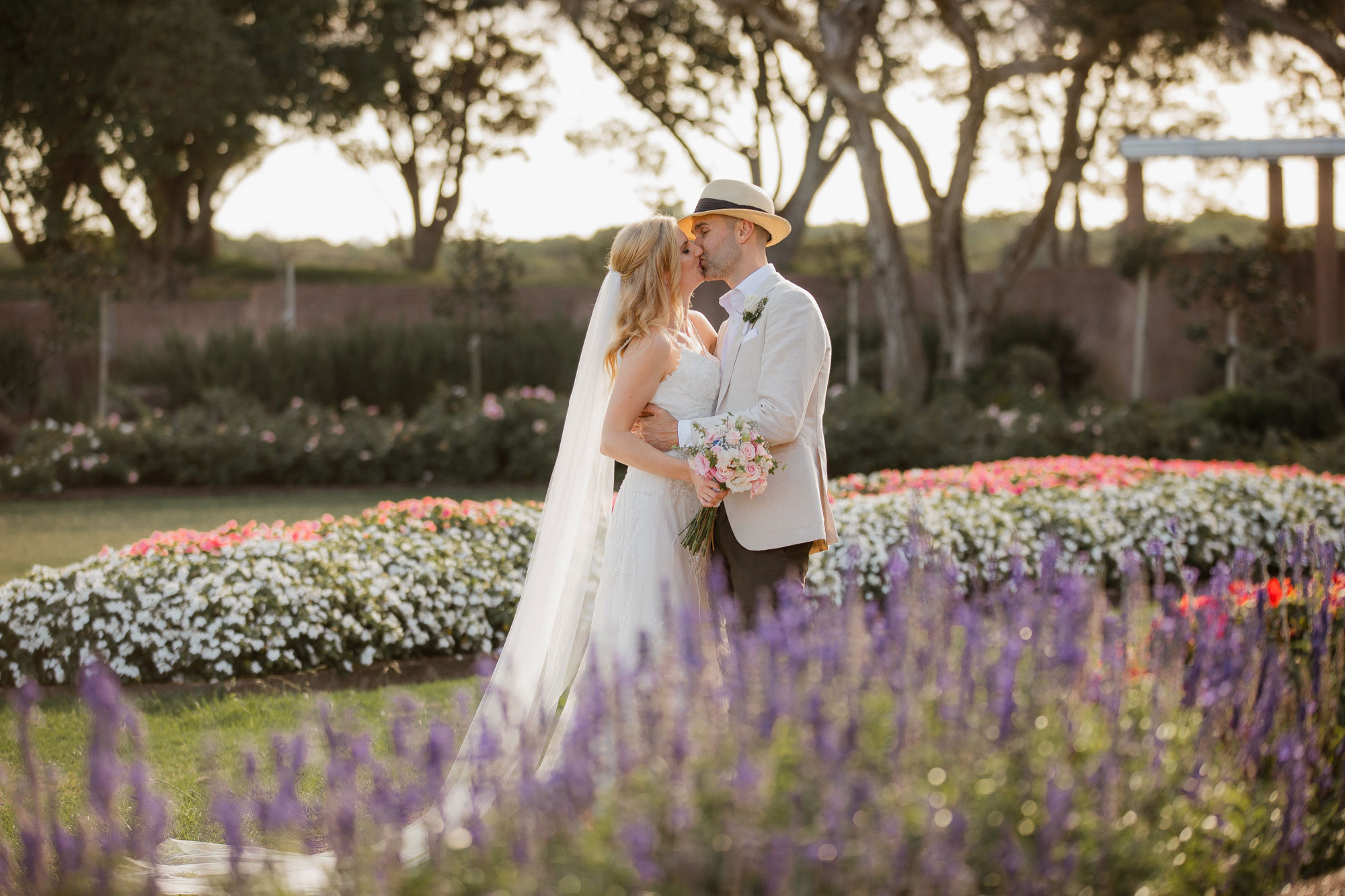 auckland wedding couple kissing