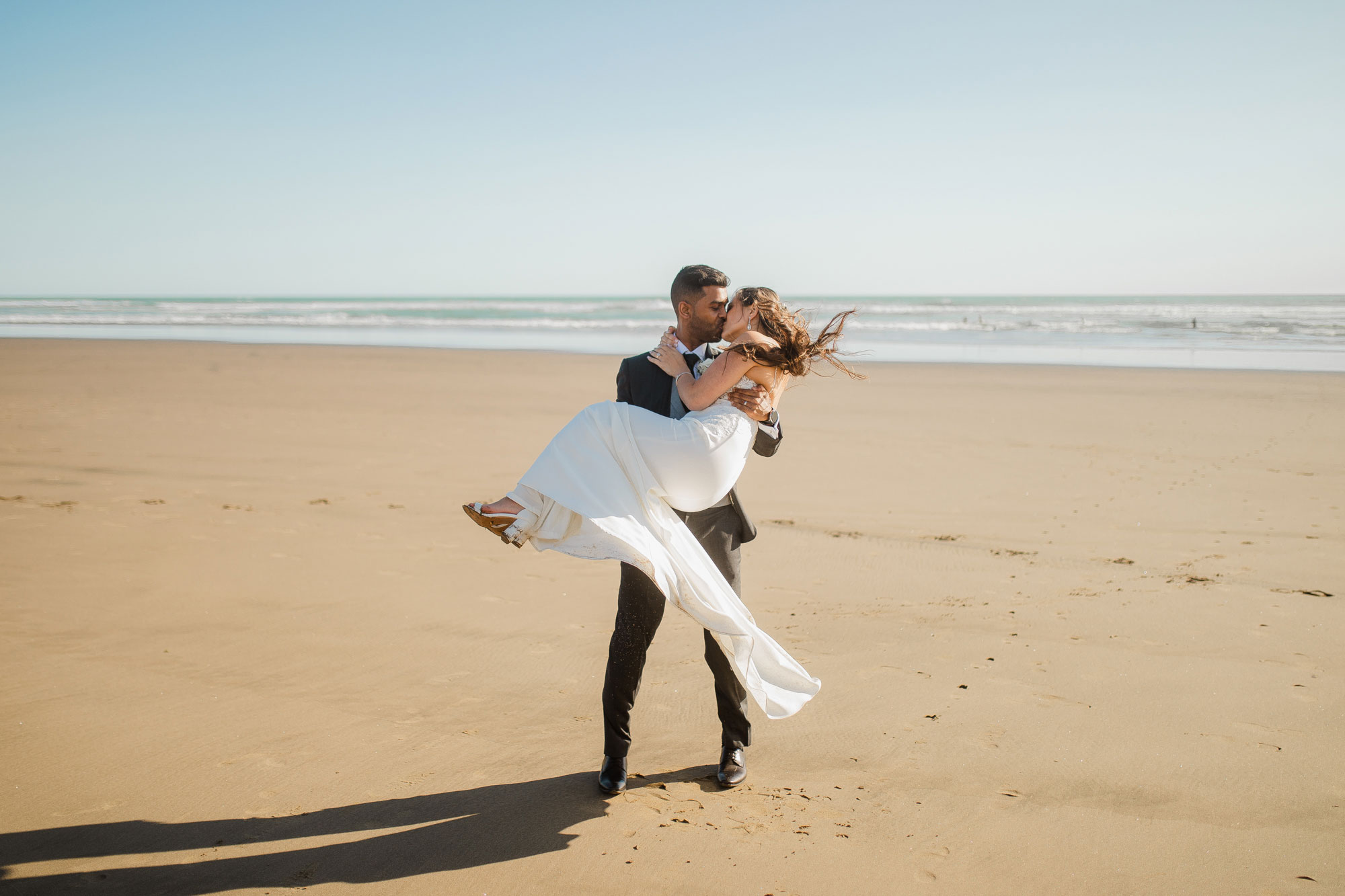 bethells beach couple kissing