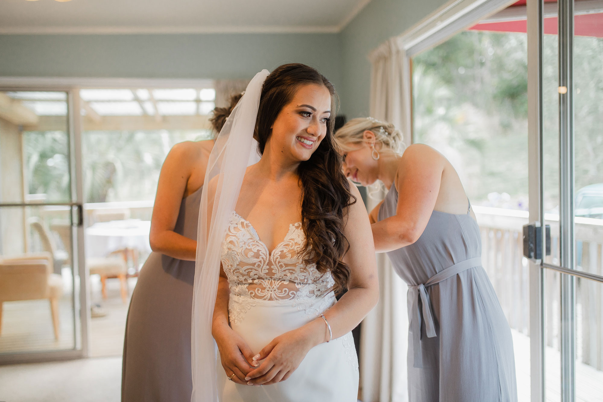 auckland bride putting on veil