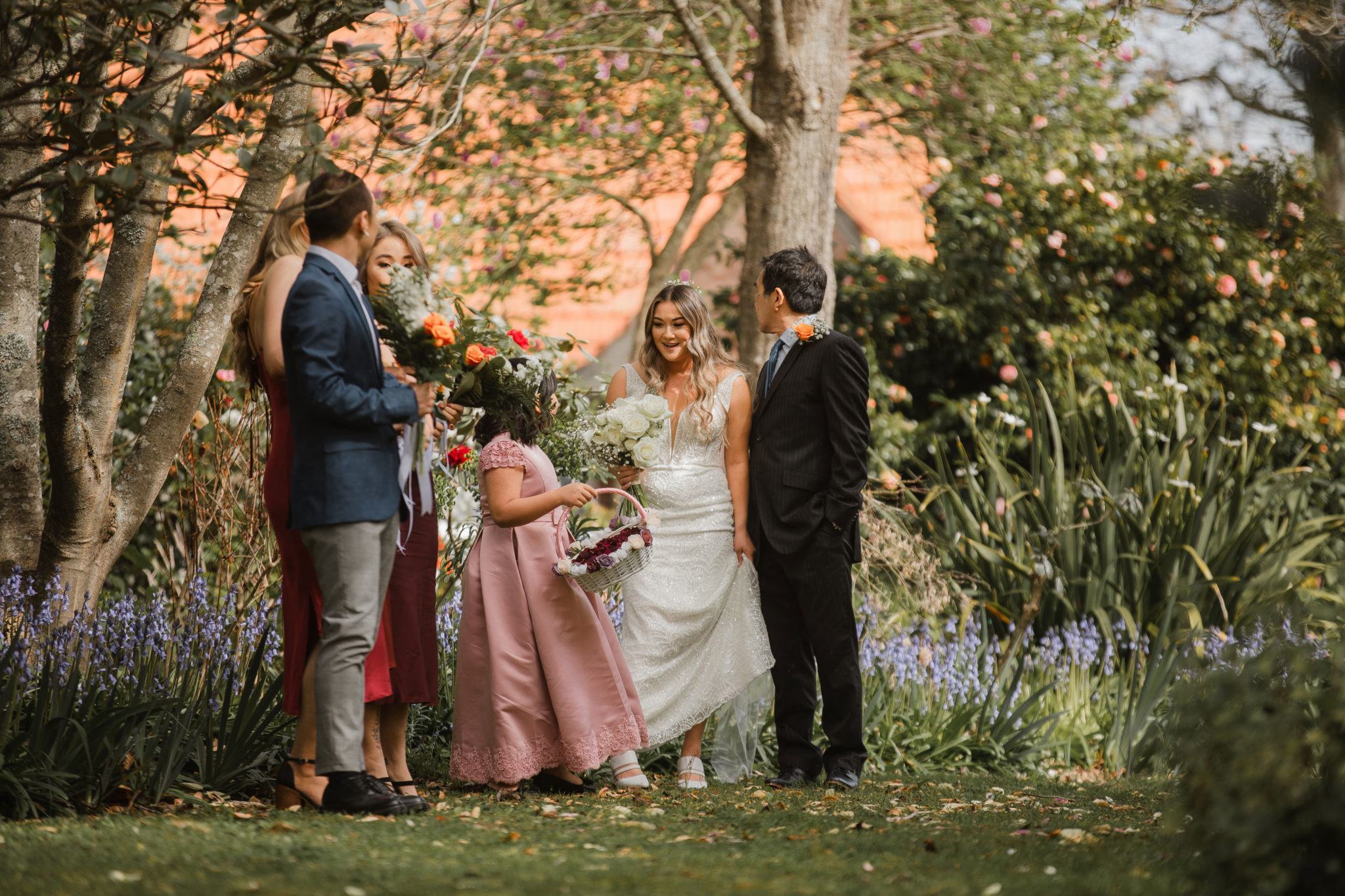 auckland bridal party arrive at wedding venue