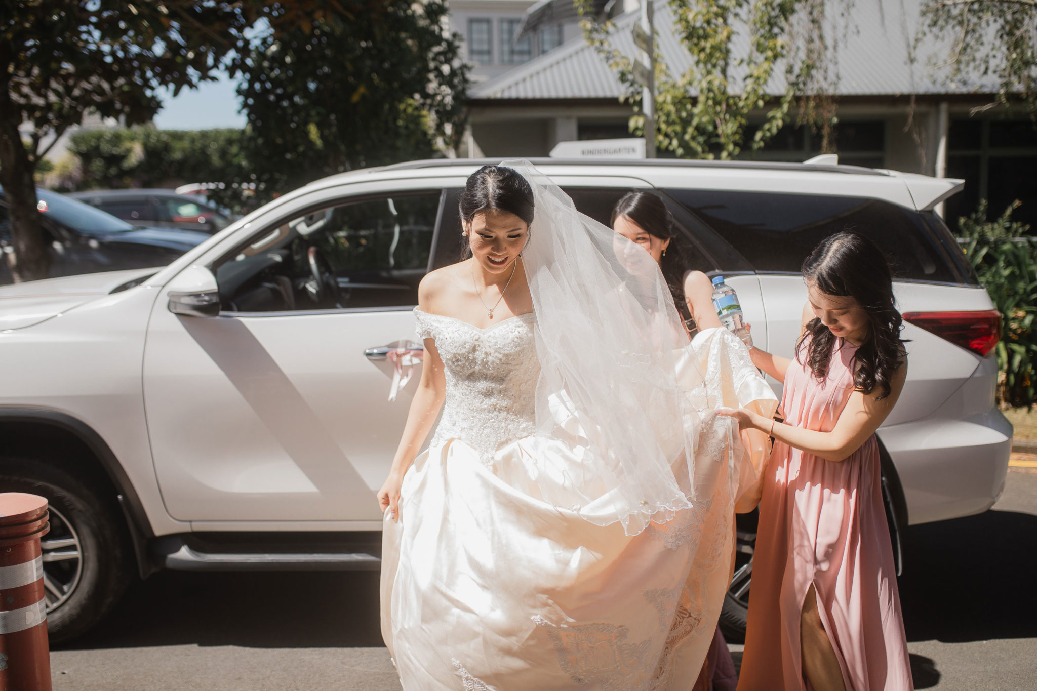 bride arrive at auckland church