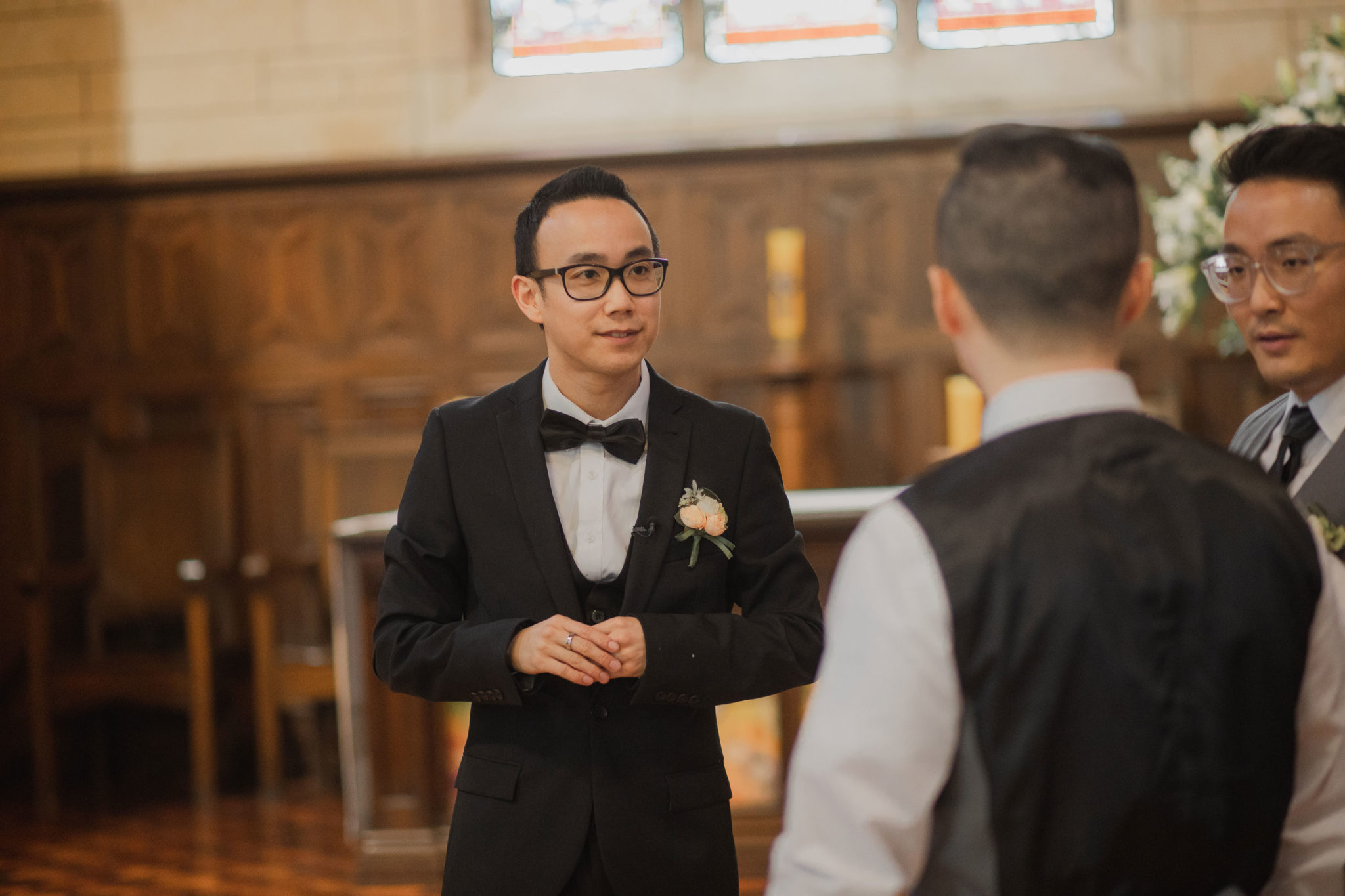 groom talking to the groomsmen