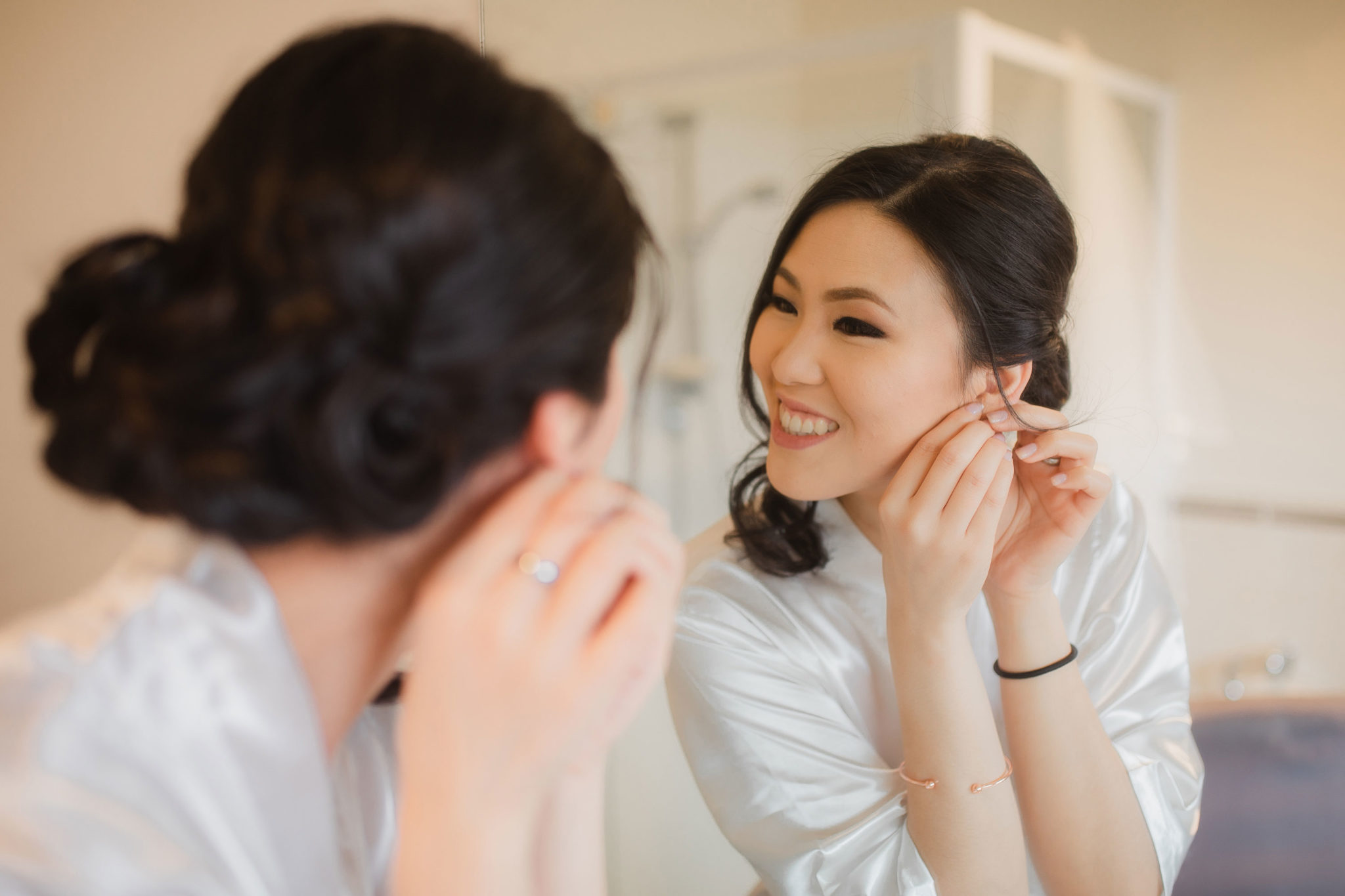 auckland bride looking at the mirror