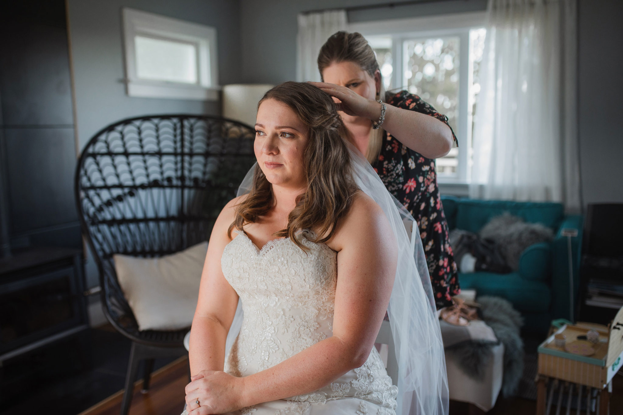 auckland bride putting on veil