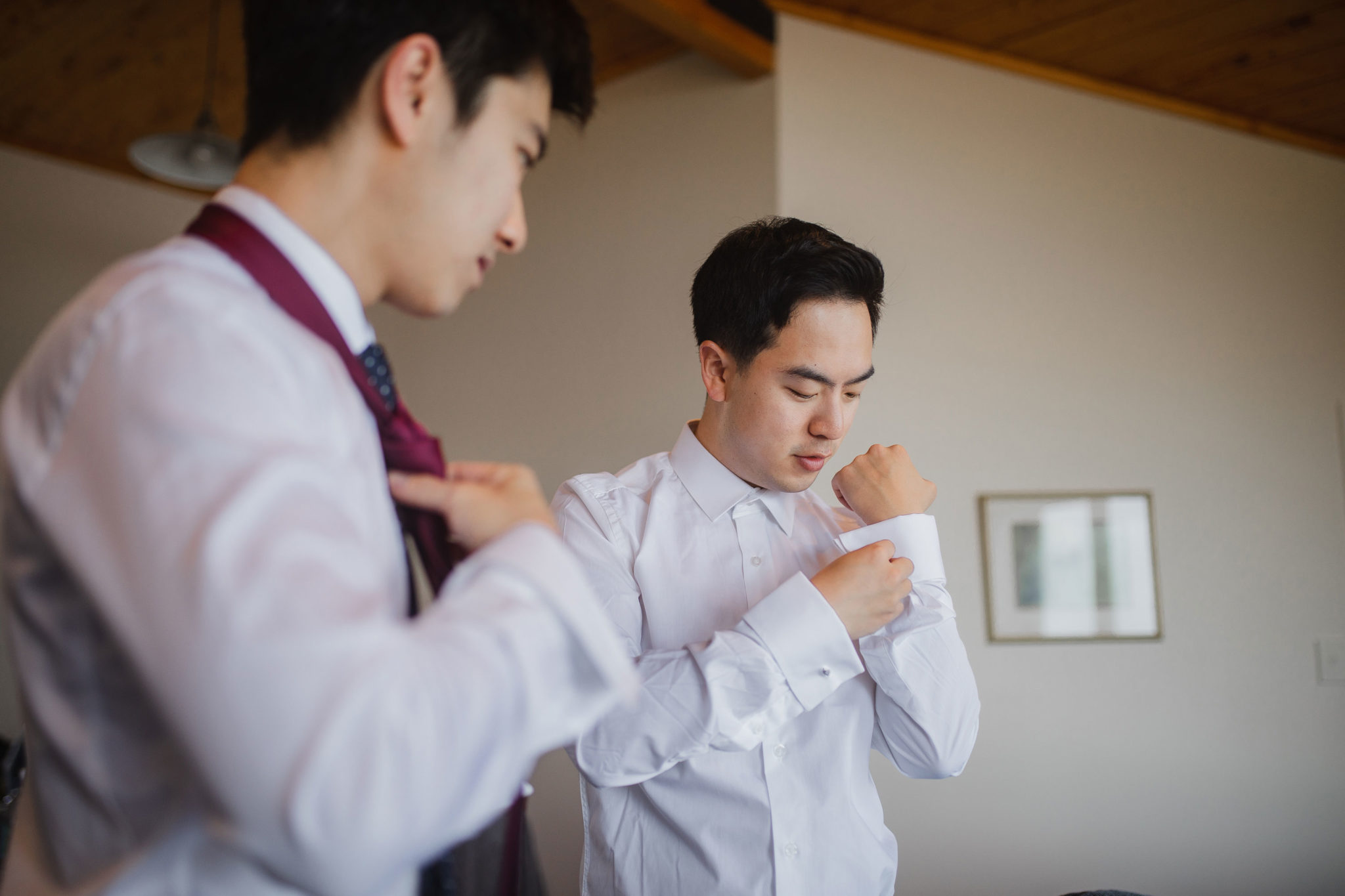 groomsmen putting on cufflinks