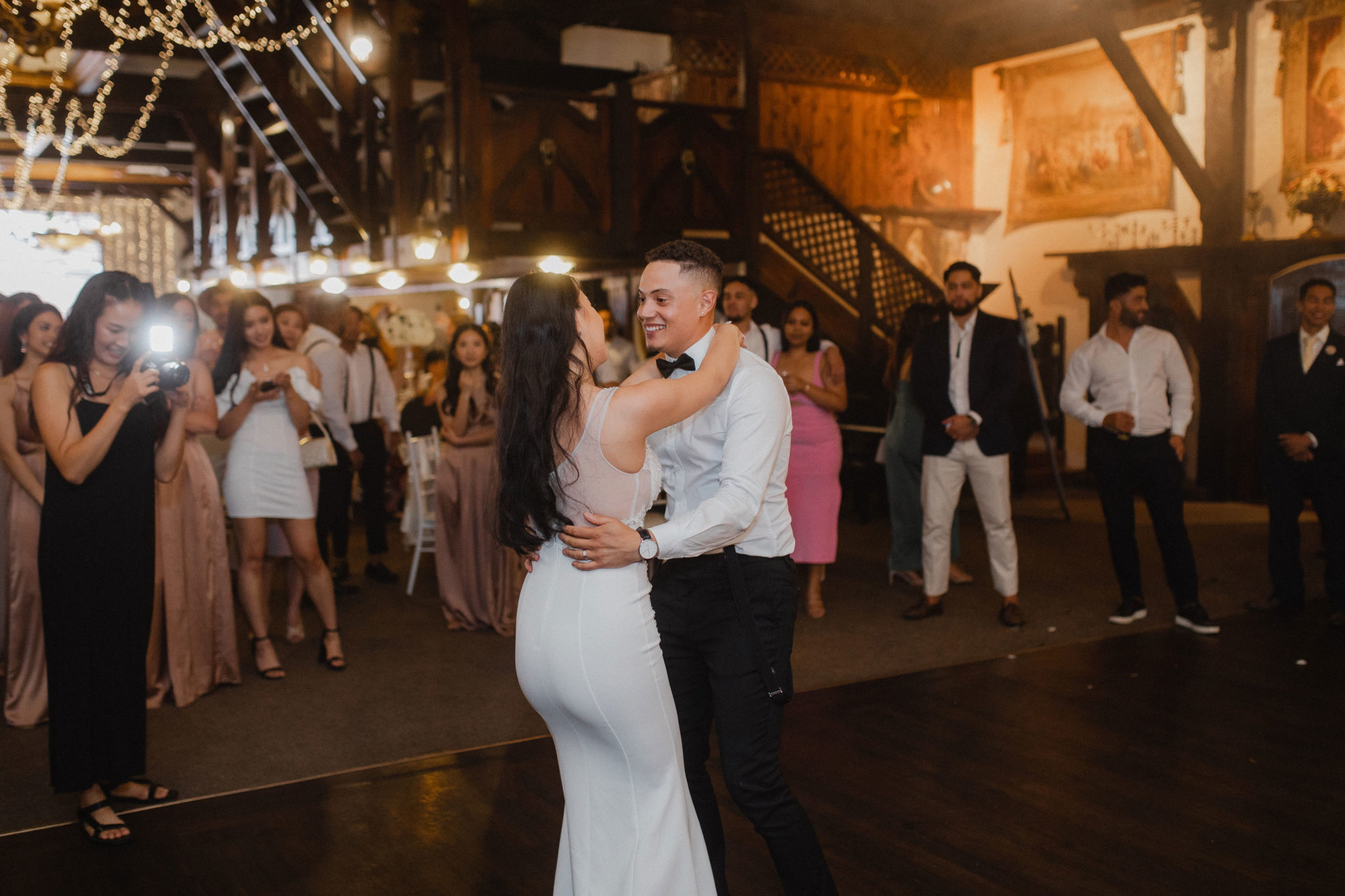 couple first dance at settlers manor