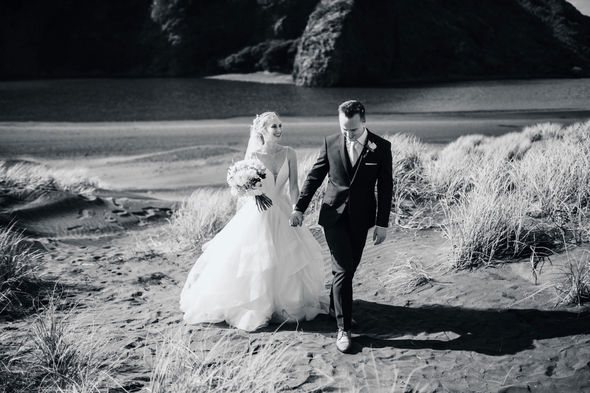 couple wedding photos bethells beach
