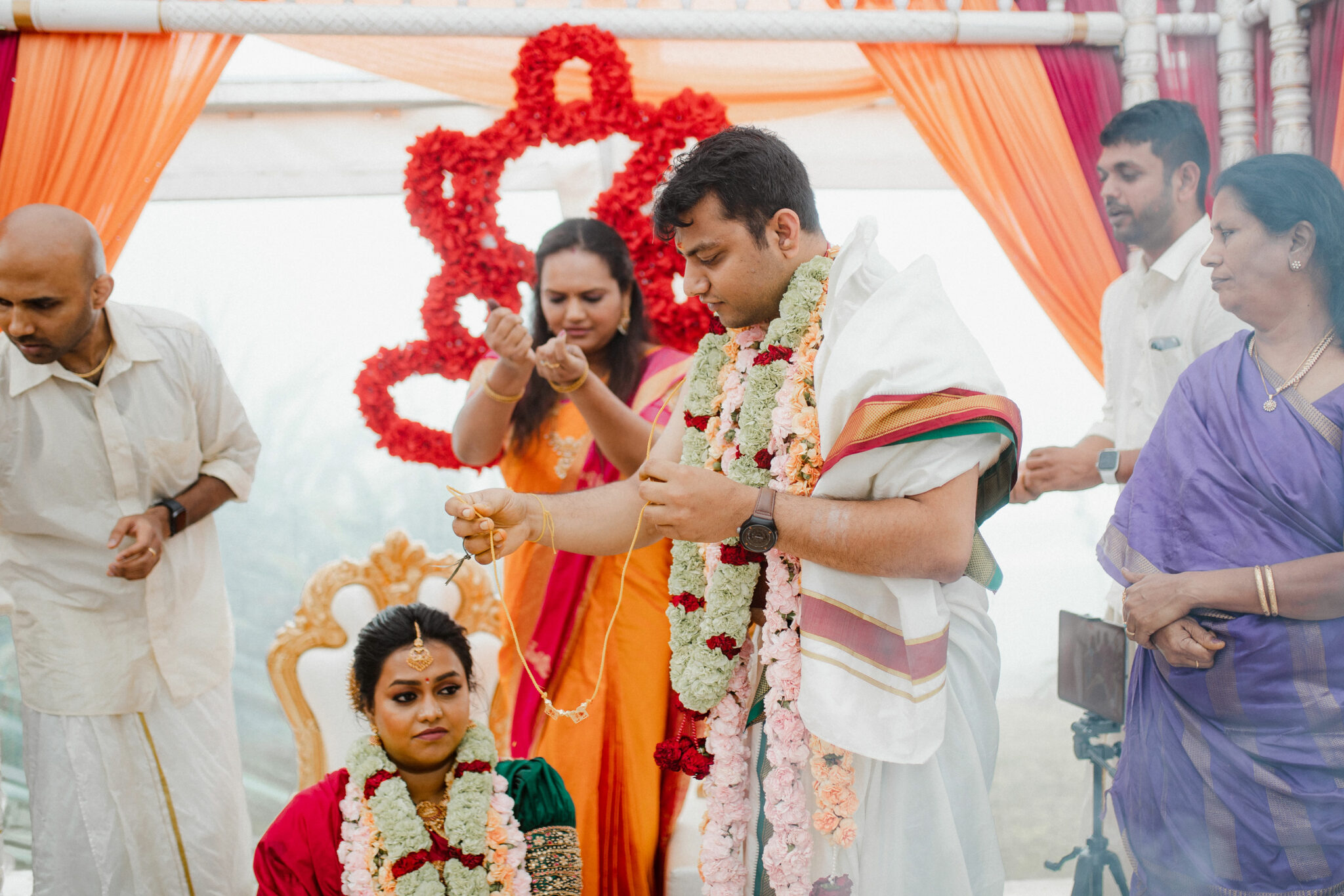 groom putting on Thali