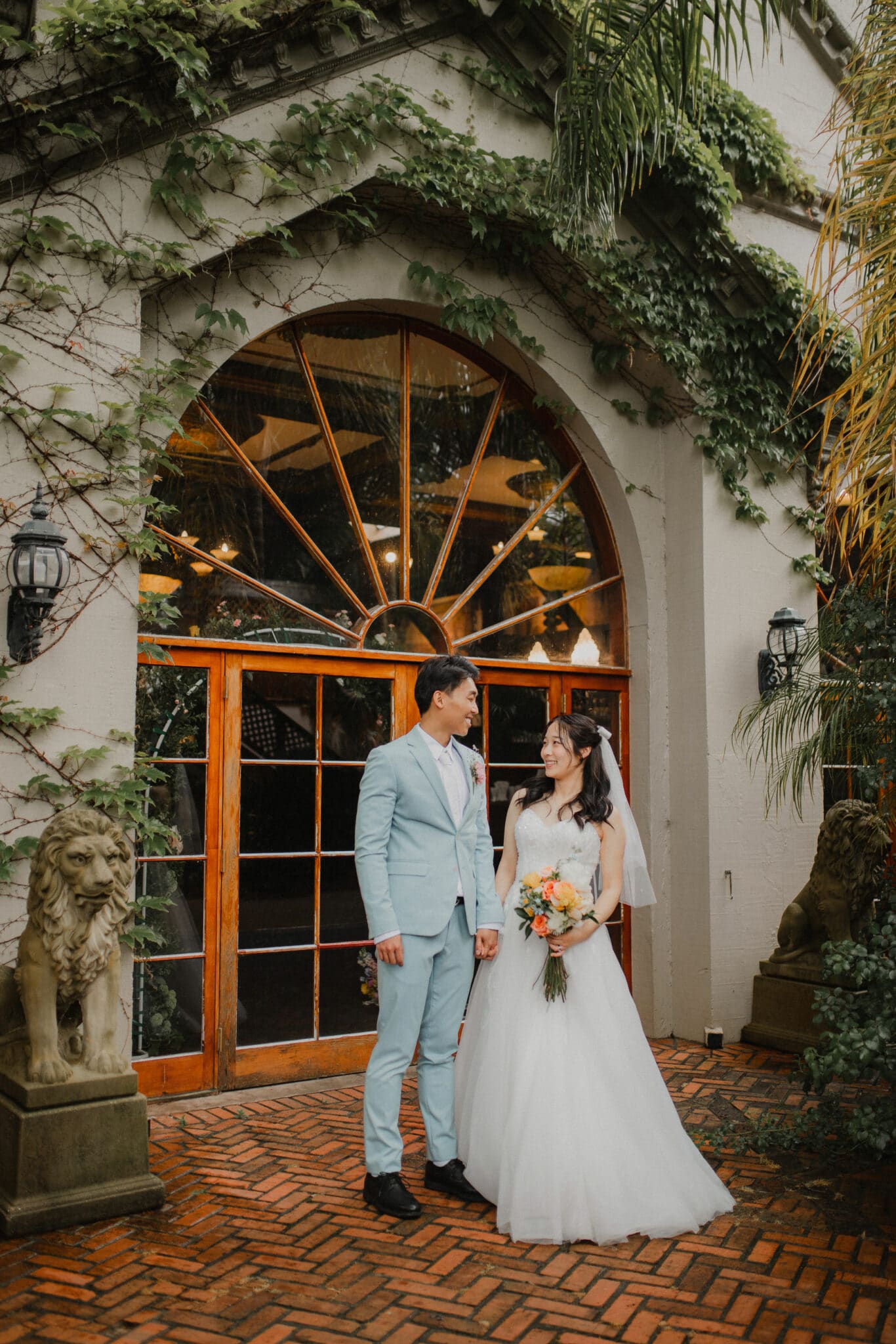 bride and groom settlers manor photo